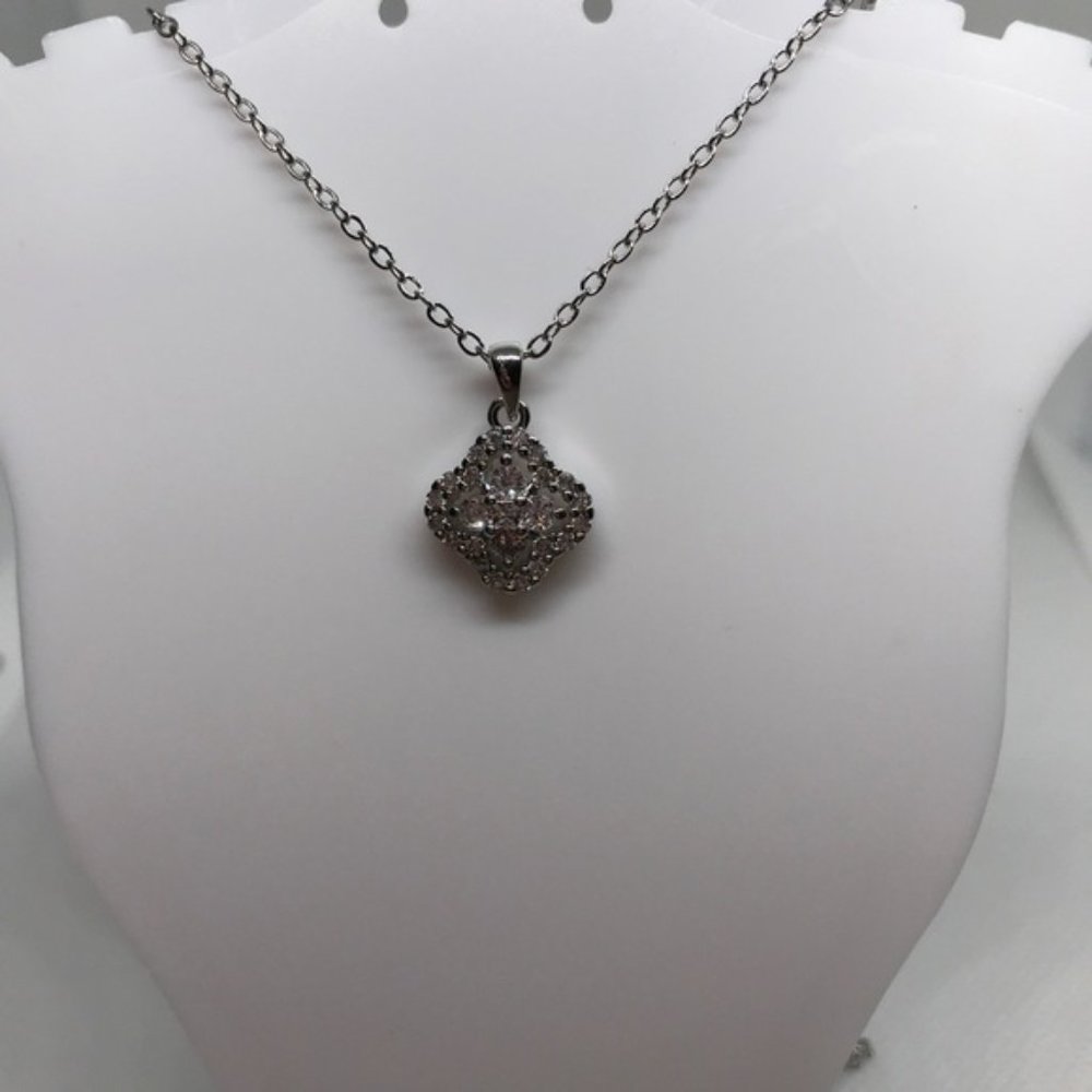 DESIGN Four Leaf Clover Crystal Pendant Necklace White Gold Clavicle